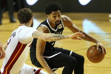 Basketball - NBA Global Games - Brooklyn Nets v Miami Heat - Arena Mexico, Mexico City, Mexico December 9, 2017. Spencer Dinwiddie of Brooklyn Nets and Tyler Johnson of Miami Heat in action. REUTERS/Edgard Garrido