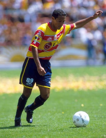 Roberto Hernández fue futbolista de Morelia en dos etapas, incluido sus últimos momentos como profesional, pero también se vistió con la playera de Santos y Monterrey.