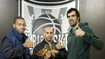 <b>BRINDIS. </b>Warren, Fisher y Sonseca, del Bizkaia, estrenaron el 2011.