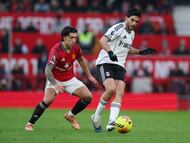Soccer Football - Premier League - Manchester United v Fulham - Old Trafford, Manchester, Britain - February 1, 2026 Fulham's Raul Jimenez in action with Manchester United's Lisandro Martinez REUTERS/Phil Noble EDITORIAL USE ONLY. NO USE WITH UNAUTHORIZED AUDIO, VIDEO, DATA, FIXTURE LISTS, CLUB/LEAGUE LOGOS OR 'LIVE' SERVICES. ONLINE IN-MATCH USE LIMITED TO 120 IMAGES, NO VIDEO EMULATION. NO USE IN BETTING, GAMES OR SINGLE CLUB/LEAGUE/PLAYER PUBLICATIONS. PLEASE CONTACT YOUR ACCOUNT REPRESENTATIVE FOR FURTHER DETAILS..
