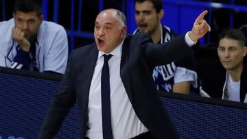 El entrenador del Real Madrid Pablo Laso, durante el partido de la Liga ACB de baloncesto contra el Fuenlabrada, que disputan este domingo en el pabellón Fernando Martín de la localidad madrileña.