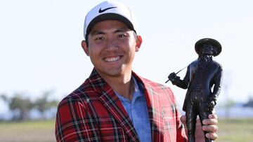 C.T. Pan posa con el trofeo de campeón del RBC Heritage en el Harbour Town Golf Links del Hilton Head Island, South Carolina.