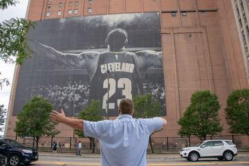 Operarios trabajando en la retirada del cartel del alero, LeBron James, en Cleveland (Ohio) tras el anuncio de su fichaje por los Ángeles Lakers. 