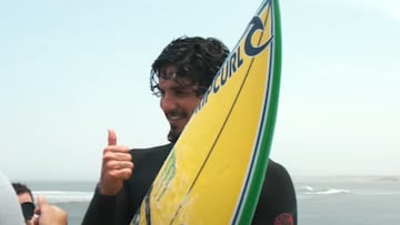 Gabriel Medina con el pulgar hacia arriba al salir del agua en Pacasmayo, Perú.