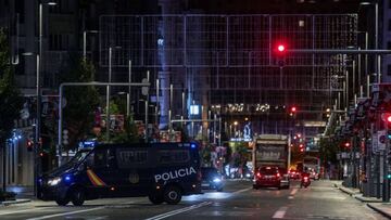 MADRID, 26/10/2020.- Un furg&oacute;n de la Polic&iacute;a Nacional en la Gran V&iacute;a anoche, en la primera jornada de toque de queda en la capital. Esta medianoche ha comenzado el toque de queda en toda la Comunidad de Madrid que tendr&aacute; lugar 