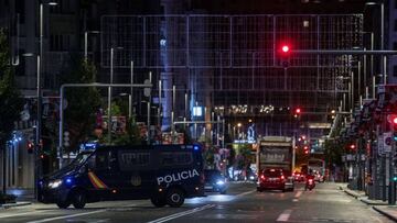 MADRID, 26/10/2020.- Un furgón de la Policía Nacional en la Gran Vía anoche, en la primera jornada de toque de queda en la capital. Esta medianoche ha comenzado el toque de queda en toda la Comunidad de Madrid que tendrá lugar de 00.00 a 6.00 horas mientras dure el estado de alarma en España, una medida que se suma a las restricciones de movilidad en 32 zonas básicas de salud de la región donde no estará permitido entrar ni salir salvo por motivos justificados, como ir a trabajar. EFE/Rodrigo Jiménez
