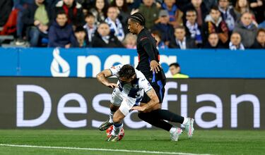 El lateral zurdo del Barcelona abandonó el terreno de juego tras un golpe disputa de un balón con Adriá Altimira al borde del área culé.