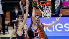 San Van Rossom lanza ante la defensa de Diop y Giedraitis en el Valencia-TD Systems Baskonia de cuartos del playoff.