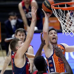 Dubljevic abusa del 'small-ball' de Ivanovic y pone el 1-0