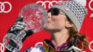 Mikaela Shiffrin celebra con el trofeo de Globo de Cristal su triunfo en la Copa del Mundo de Eslalom.