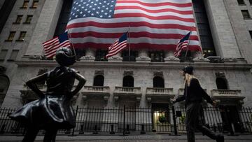 The Fearless Girl statue is seen in front of the New York Stock Exchange (NYSE) on April 30, 2020, in New York City. - Wall Street stocks opened lower Thursday following another spike of jobless claims in the wake of coronavirus shutdowns, offsetting stro