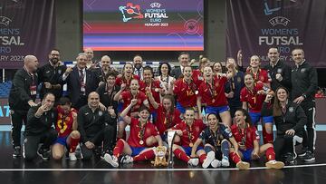 La selección española femenina, con el trofeo de campeonas de Europa 2023.