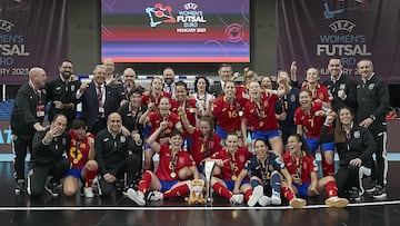 La selección española femenina, con el trofeo de campeonas de Europa 2023.