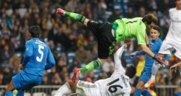 Encontronazo entre Iker Casillas y Casemiro tras un despeje de puños del portero.