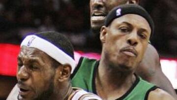 <strong>LUCHA.</strong> Más tensión y pelea que baloncesto en una serie que está 2-2 tras otro exhibición de inoperancia fuera de casa de los Celtics.