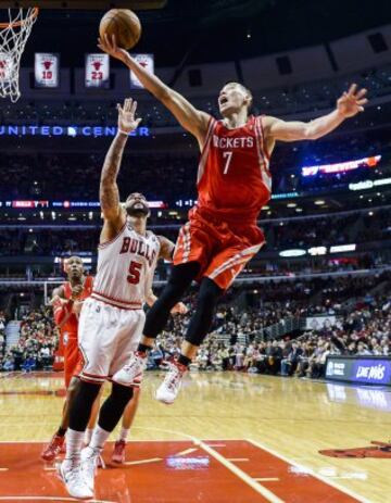 Jeremy Lin intenta un lanzamiento ante Carlos Boozer.