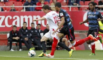 El delantero francés del Sevilla Kevin Gameiro (i) controla el balón seguido por el defensa portugués Tiago Ilori.