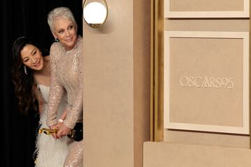 Jamie Lee Curtis y Michelle Yeoh observan entre bastidores mientras Brendan Fraser posa con su Oscar.