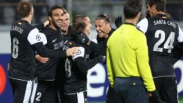 ALEGRÍA. Los jugadores del Málaga se abrazan en torno a Diego Buonanotte tras la consecución del primer gol.