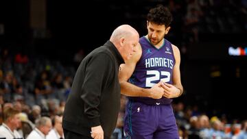 Vasilije Micic, base de Charlotte Hornets habla con su entrenador, Steve Clifford.