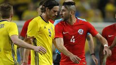 Mauricio Isla recibe homenaje por su partido 100 en La Roja
