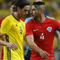 Mauricio Isla recibe homenaje por su partido 100 en La Roja
