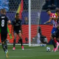 Posible penalti a Carrasco de Casemiro; sí de Varane a Torres
