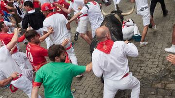 Corredores durante el tercer encierro de los Sanfermines 2024, a 9 de julio de 2024, en Pamplona, Navarra (España). Dos corredores han resultado heridos con contusiones durante el tercer encierro de los Sanfermines de 2024, protagonizado por los toros de la ganadería Victoriano del Río y Cortés.
09 JULIO 2024
Eduardo Sanz / Europa Press
09/07/2024