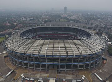 Actualmente 87 000 mil aficionados pueden ingresar a sus tribunas, todos con un asiento asignado. La primera piedra se colocó en 1962 como parte de la Copa del Mundo de 1970. Es el único escenario que ha albergado dos finales de un mundial de fútbol. Ahí se dio el juego del siglo entre Brasil e Italia y Diego Armando Maradona marcó el mejor gol de la “Mano de Dios”.