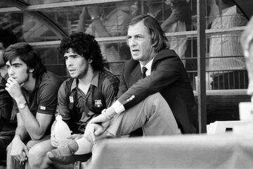 Menotti, junto a Maradona en el banquillo del Barça.