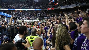 Locura en el Palacio: Felipe cogió el megáfono y se puso a cantar con la grada