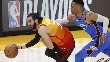 GFX16. Salt Lake City (United States), 22/04/2018.- Utah Jazz guard Ricky Rubio (L) drives past Oklahoma City Thunder guard Russell Westbrook (R) in the first half during the NBA Western Conference First Round playoff game three at Vivint Smart Home Arena in Salt Lake City, Utah, USA, 21 April 2018. (Baloncesto, Estados Unidos) EFE/EPA/GEORGE FREY SHUTTERSTOCK OUT
