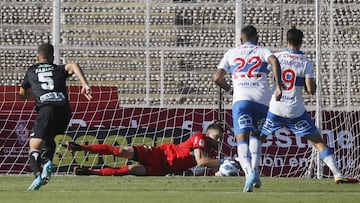 Futbol, Palestino vs Universidad Catolica.
 Fecha 4, campeonato Nacional 2022.
 El arquero de Palestino Daniel Sappa, centro, juega el bal&Atilde;&sup3;n contra Universidad Catolica durante el partido por la primera division disputado en el estadio Munici