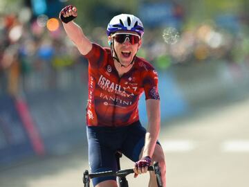 Team Israel Start-Up Nation rider Ireland&#039;s Daniel Martin celebrates as he crosses the finish line to win the 17th stage of the Giro d&#039;Italia 2021 cycling race, 193km between Canazei and Sega di Ala on May 26, 2021. (Photo by Dario BELINGHERI / 