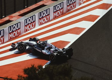 El monoplaza de Nyck de Vries se quedó tirado en la curva seis con una rueda rota.