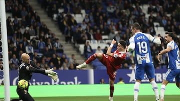 Vargas intenta un remate ante Dmitrovic.