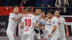 Los jugadores celebran un gol.