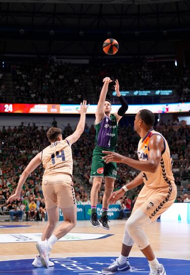 El UCAM sorprende al Unicaja y pone patas arriba el playoff