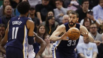 USA01. SALT LAKE (ESTADOS UNIDOS), 14/11/2016.- El jugador del Memphis Grizzlies, Marc Gasol (d), en acci&oacute;n con su compa&ntilde;ero Mike Conley hoy, lunes 14 de noviembre de 2016, en Salt Lake City, Utah (Estados Unidos). EFE/GEORGE FREY