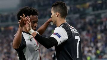 Juan Guillermo Cuadrado celebra con Cristiano Ronaldo la victoria de Juventus