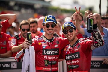 Los pilotos de Ducati, Francesco Bagnaia  y Enea Bastianini, tras la carrera en Sepang.