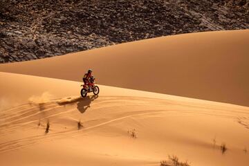 Durante el nueve y diez de octubre se disputó el Rally de Marruecos, la que se considera como la gran
cita previa al Rally Dakar que deja panorámicas espectaculares típicas de los raids. En la imagen, el australiano Toby Price sortea una duna con su KTM durante la segunda etapa que se disputó en la región de Merzouga.