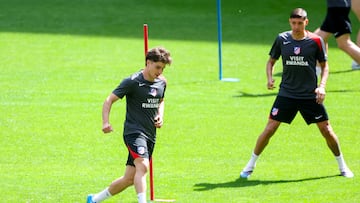 Atletico Madrid's Argentine forward #19 Julian Alvarez (L) runs with the ball during a training session ahead of their UEFA Champions League semi final first leg football match against Arsenal at the Metropolitano stadium in Madrid on April 28, 2026. (Photo by Pierre-Philippe MARCOU / AFP)