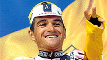 <b>EL NUEVO JEFE DEL PELOTÓN.</B/>Igor González de Galdeano se enfunda por primera vez en su carrera el maillot amarillo de líder del Tour de Francia.