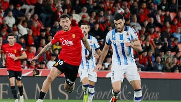 PALMA DE MALLORCA (ESPA?A), 18/02/2024.- El centrocampista de la Real Sociedad Mikel Merino (d) se escapa de Antonio S¨¢nchez, del RCD Mallorca, durante el partido de la jornada 25 de LaLiga EA Sports entre el Real Mallorca y Real Sociedad, hoy domingo en el estadio de Son Moix, Palma de Mallorca (Islas Baleares). EFE/ Cati Cladera