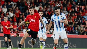 PALMA DE MALLORCA (ESPAÑA), 18/02/2024.- El centrocampista de la Real Sociedad Mikel Merino (d) se escapa de Antonio Sánchez, del RCD Mallorca, durante el partido de la jornada 25 de LaLiga EA Sports entre el Real Mallorca y Real Sociedad, hoy domingo en el estadio de Son Moix, Palma de Mallorca (Islas Baleares). EFE/ Cati Cladera
