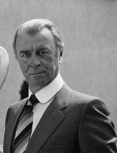 Guccio Gucci (1881–1953) fue un diseñador de moda, emprendedor y modista italiano fundador de la firma de moda Gucci. En 1921, Guccio Gucci creó una empresa de artículos de cuero y abrió una pequeña tienda de maletas en Florencia. Con los diseños inspirados en Londres y la maestría de los artesanos toscanos para realizar sus productos, rápidamente se construyó un nombre y reputación en el mercado de los accesorios.