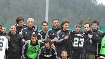 <b>BUENA SINTONÍA. </b>Integrantes de Hispania, con Liuzzi y Karthikeyan a la cabeza, junto al Besiktas.