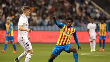 Real Madrid's German midfielder Toni Kroos (L) vies with Valencia's US midfielder Yunus Musah during the Spanish Super Cup semi-final football match between Real Madrid CF and Valencia CF at the King Fahd International Stadium in Riyadh, Saudi Arabia, on January 11, 2023. (Photo by Giuseppe CACACE / AFP)