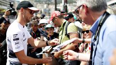 Jenson Button firmando autógrafos en Mónaco.